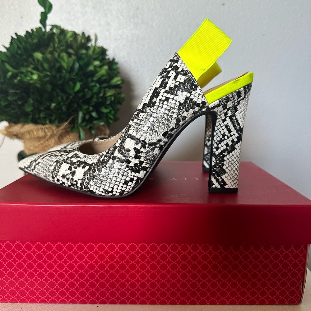 Beautiful Snakeskin print pumps with a pop of color. Statement piece all outfits